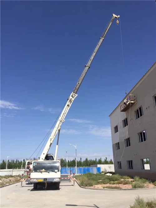 内丘县“轻装强干”—— 吊车的 “轻量化臂架” 技术